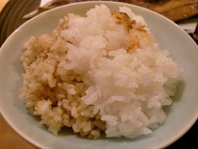玄米飯と白飯のハーフ＆ハーフ