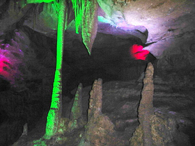 鍾乳洞の中の鍾乳石。炭酸カルシウムを含んだ水滴が滴りながら、上部からはストロー状に結晶する鍾乳管を、下部には柱状に成長する石筍を形成し、やがて上下がくっついて石柱となる。