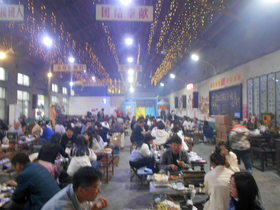 淄博バーベキューを楽しむ人々。夕方すぐに店は満席となり、店外に設けた客席もいっぱいとなる。