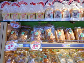 コンビニや大規模超市のパン売場は充実している。「熟成の匠／たくみ」など日本語のアピールも珍しくない。