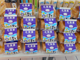 大規模超市に並んでいた、「北海道」と書かれた牛乳パック風パッケージのデニッシュ。これらにも「香り・滑る・おいしい」とややぎこちないが日本語のアピールがある。