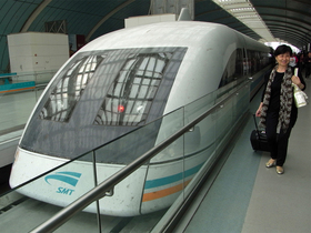 上海トランスラピッド。トランスラピッドはドイツで開発された交通システムで一部が中国に技術移転されている。前面に見える「SMT」はShanghai maglev train（上海リニアモーターカー）の略である。