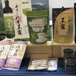 西福製茶（福岡市）は各種の緑茶に加え、今回は水出し抽出・サーブ用専用ボトルも展示。ノンアルコールの食中飲料として推進する。