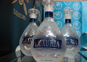 近く60度が販売されるコーン・ウォッカ「LUXURIA」。