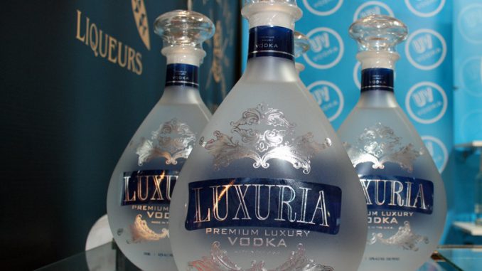 近く60度が販売されるコーン・ウォッカ「LUXURIA」。