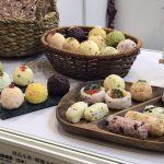 米・雑穀の種商（佐賀県鳥栖市）は、カラフルなおにぎりのサンプルを展示。これを見つけるやスマホを取り出して写真を撮る来場者が多かった。