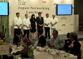 香港の代表者、要人との昼食会での撮影に臨む齋藤健農林水産大臣（中央）。向かって右隣は当日の料理監修者の一人の村田吉弘氏。