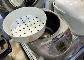 香港向けの日本製炊飯器。内釜にざる型や鍋型などの補助調理器をセットして、芋をふかしたり、炊飯時に副材料にも加熱したりという使い方ができる（併催の「第5回 香港家電・日用品展」で。タイガー製）。