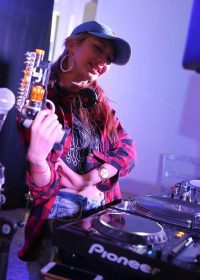 人気DJ　IMARUさん