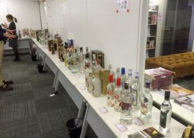 バルザム（ロシアの薬草酒）とロシア・ウォッカ111本が展示された。