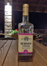 時代物のセルビア語会話集の飲食の項に出ていた「ユーゴ風ウイスキー」ヴィニャック。味はロシアのスタルカに近い。