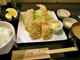 「ミックスかつ定食」（1900円）