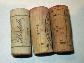 最近のワイン用コルク栓の例。左の2点は右の1点とは色合いが異なり、とくに赤ワインと接していた部分の着色のしかたに特徴がある