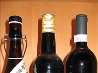 酒類の栓3種。右からコルク栓、スクリューキャップ、ビンディング式圧着栓