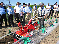 農業機械の展示会に集まった農業経営者たち。売れるもの、利益の出るものを求めて真剣そのもの