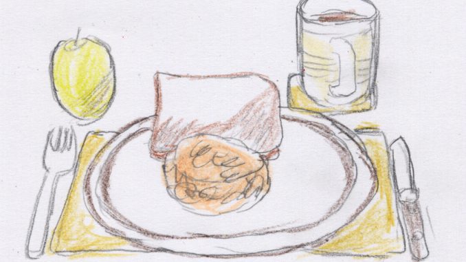食パンに魚の缶詰、リンゴ、紅茶というメニューがジョン・メイの毎日の夕食である。