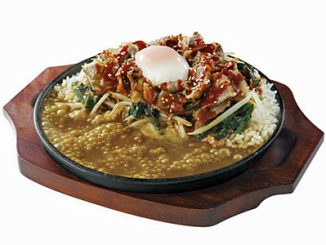 「CoCo壱番屋」の「ビビンバ風カルビ鉄板カレー　半熟タマゴ付き」（950円）（クリックで拡大）