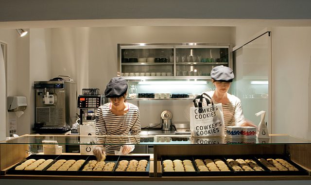 生クッキーのショーケースのあるカウンター。