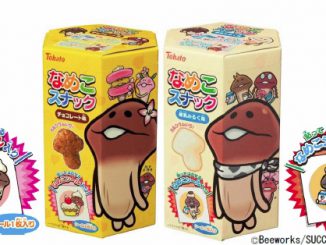 「なめこスナック チョコレート味」（左）と「なめこスナック 練乳みるく味」（東ハト）