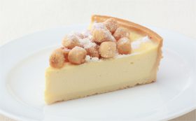 「ベイクドチーズケーキ　クアトロフロマージュ」（294円）