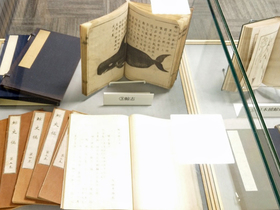 神奈川工科大学附属図書館特別展示のの展示例。正面に立てて展示しているのは、1760（宝暦10）年発行の『鯨志』という和本です。