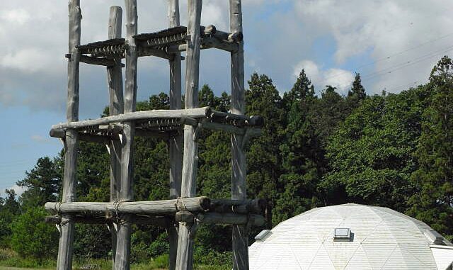 三内丸山遺跡で復元された大型掘立柱建物