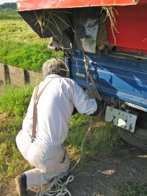 コンバインをトラックに固定する高松さん。