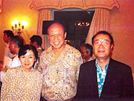 2004年に一緒に視察した春日主計範氏（右）とともにゴンザルベス博士（中央）とうれしい再会（左は筆者）。