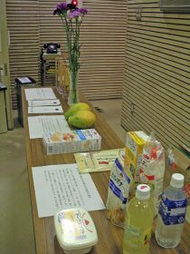 不分別表示をしている食品を展示した。