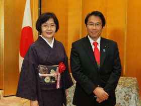 深川幸子さん（左）と松原仁内閣府特命担当大臣。