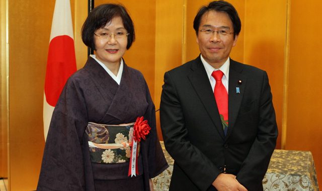 深川幸子さん（左）と松原仁内閣府特命担当大臣。